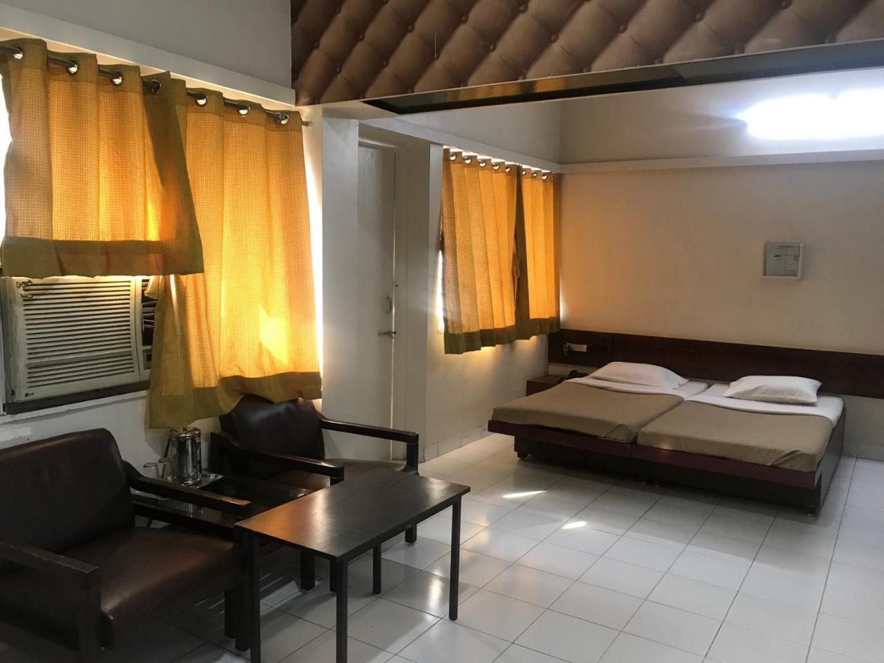 Maurya Residency Hotel ปูเน่ ภายนอก รูปภาพ